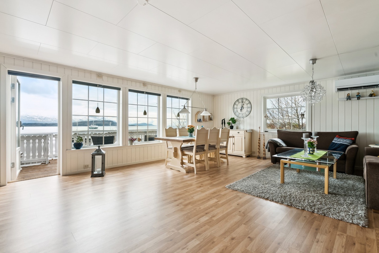 Fra stuen har du adkomst til balkongen og uteområdet - Terrassedøren ble skiftet i 2019 Galleribilde