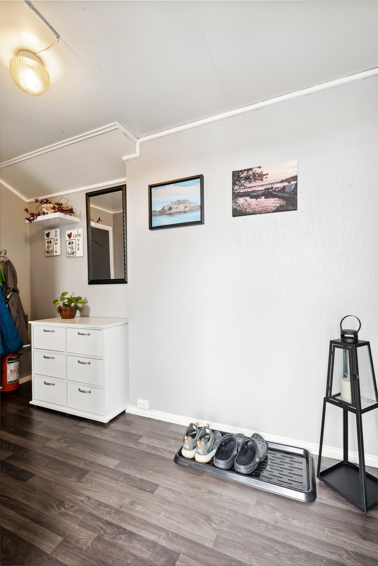 Velkommen inn! Lys entré med en liten bod for klesoppbevaring Galleribilde