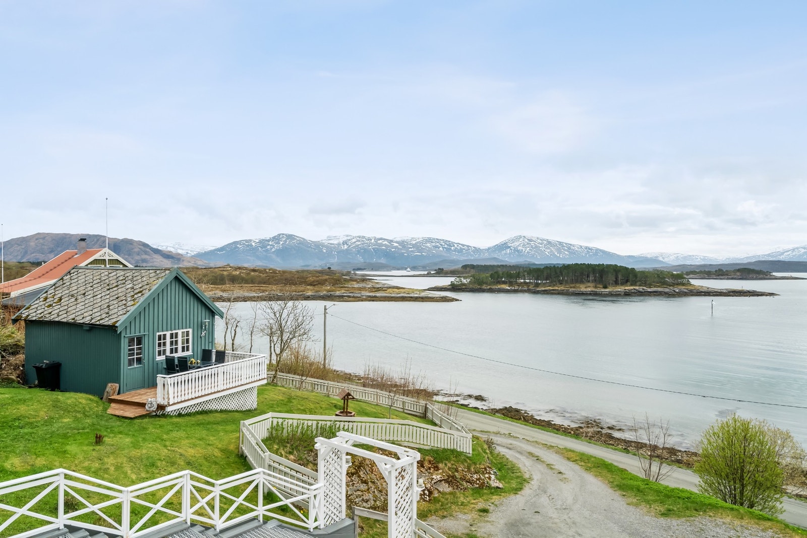 Utsikten må oppleves - Her ser du mot øyene Mindland og Tro Galleribilde