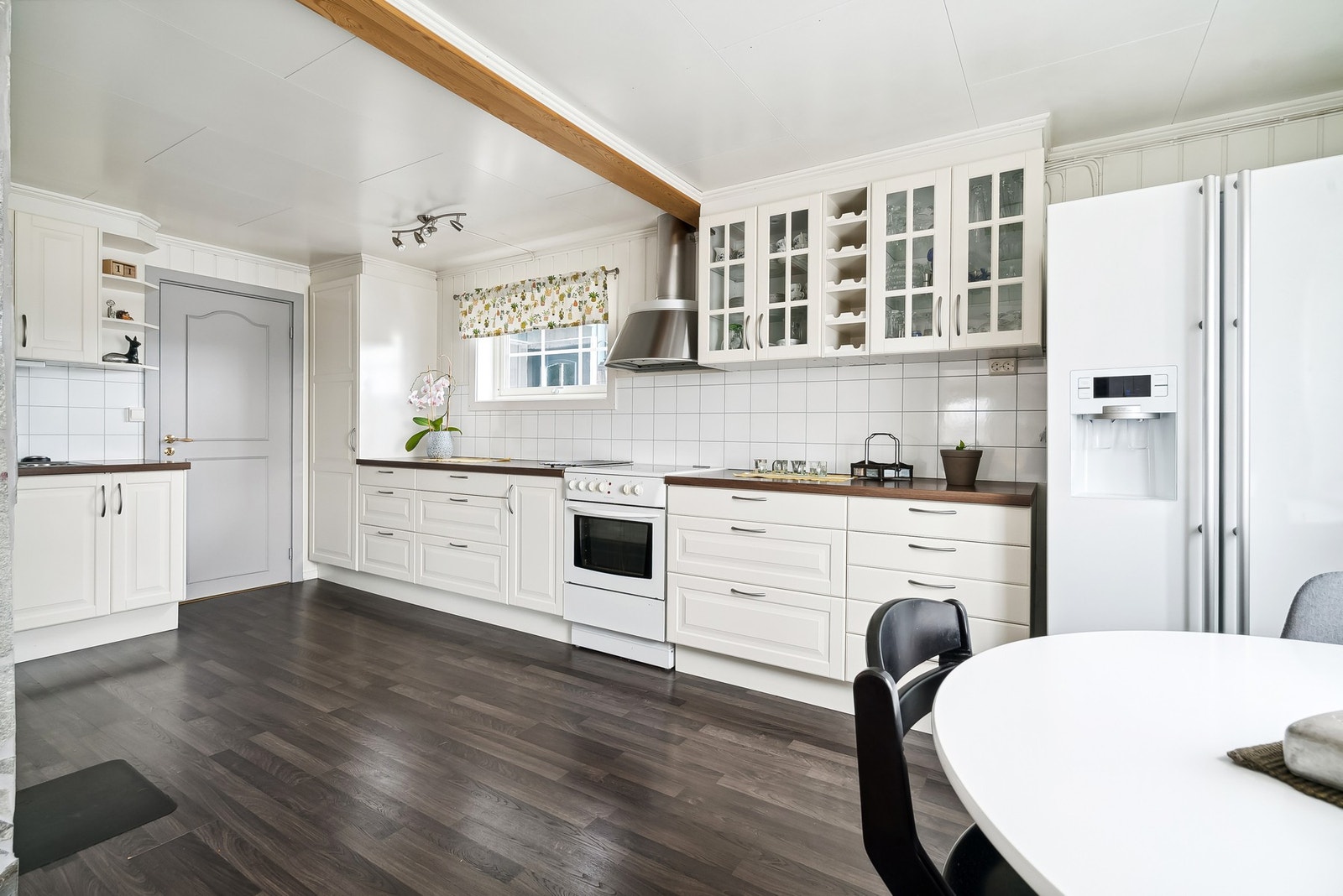 Her har du gode muligheter for å lage mat - Godt med skap- og benkeplass Galleribilde
