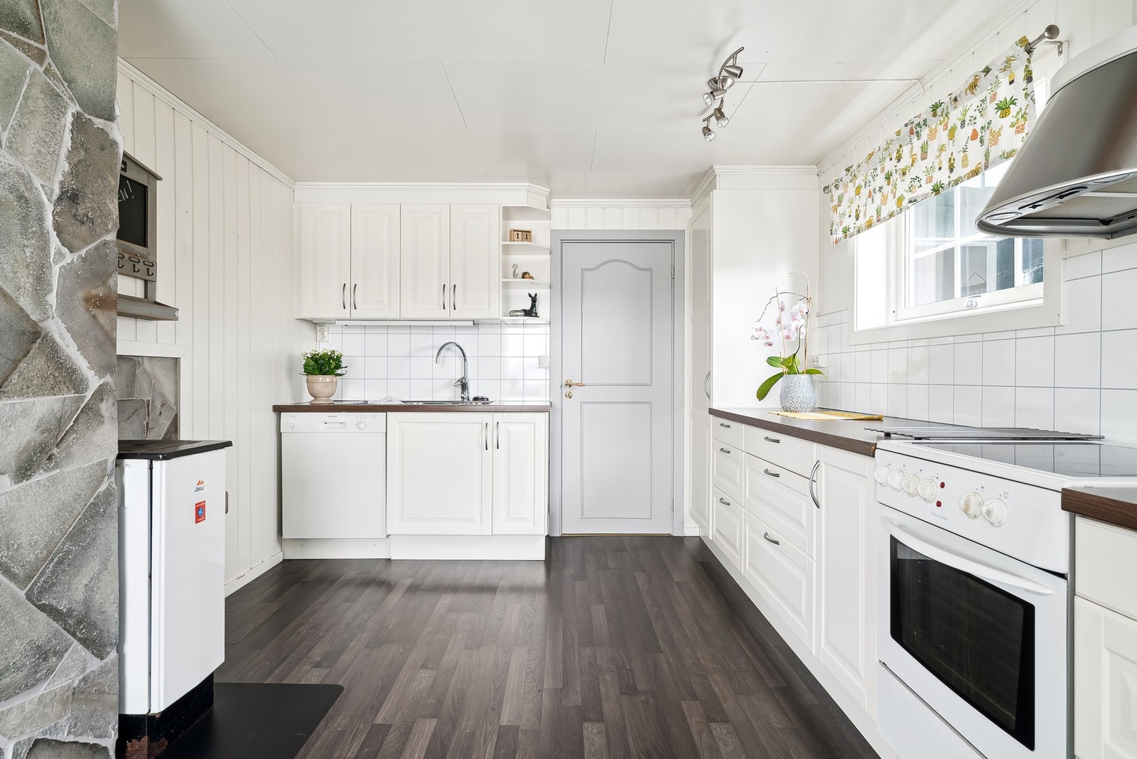 To-delt kjøkkeninnredning fra IKEA med frittstående hvitevarer - Montert i 2012 Galleribilde