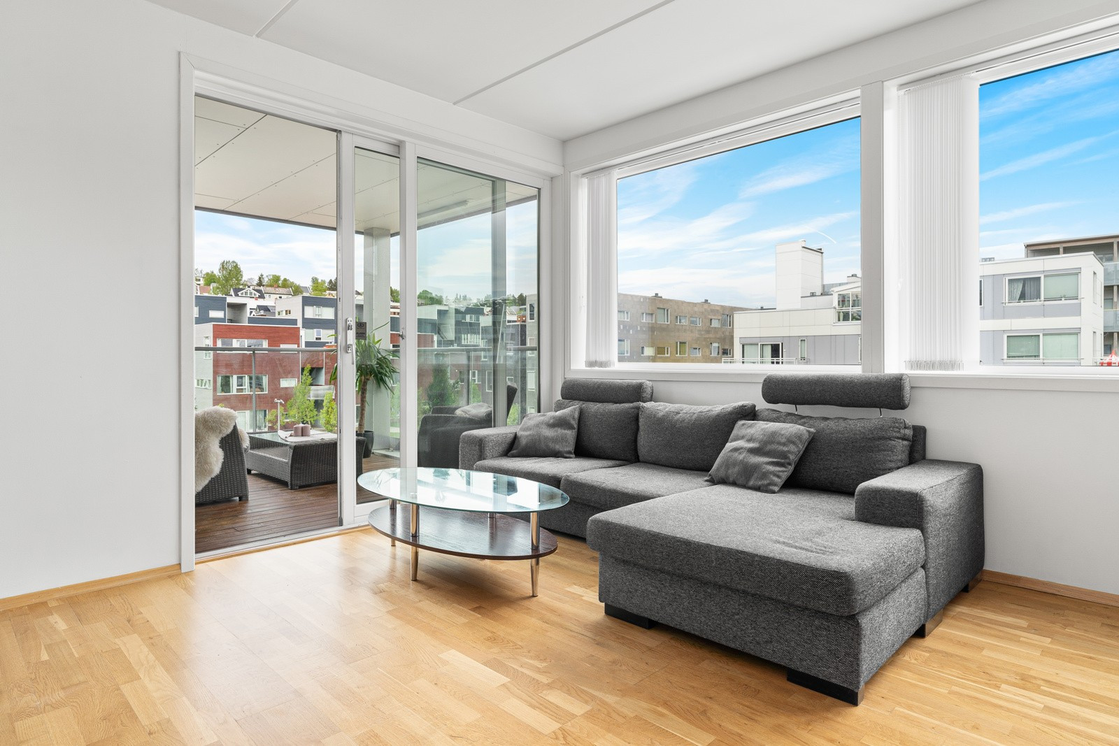 Her får du en lys og romslig stue med god plass til sofa og diverse møblement