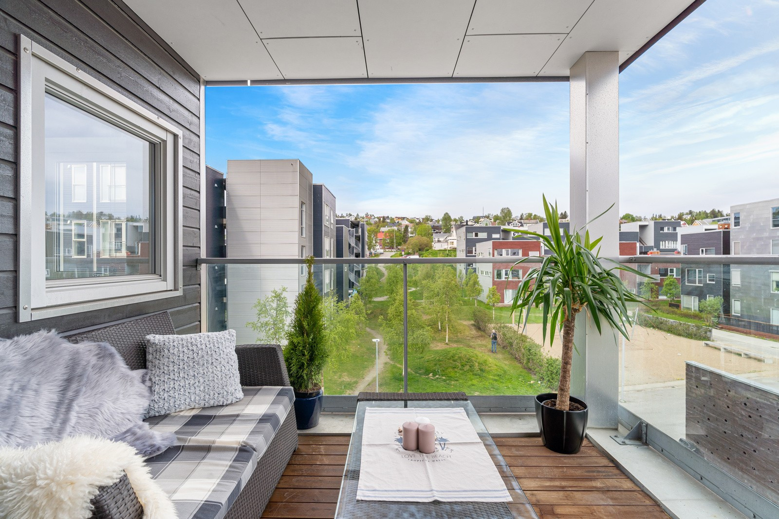 Fra stue er det utgang til nordvestvendt veranda på 7,5 kvm.