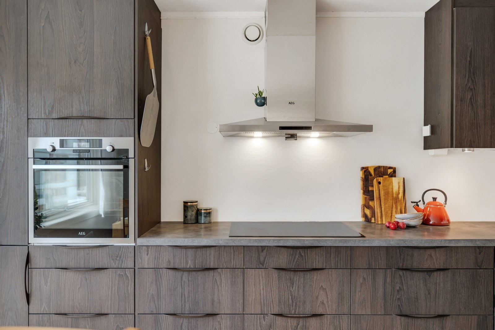 Videre har kjøkkenet et integrert kjøleskap fra Samsung, oppvaskmaskin fra Miele, og induksjonstopp og stekeovn fra AEG. Viften over induksjonstoppen justerer seg automatisk ved bruk av steketoppen. Galleribilde