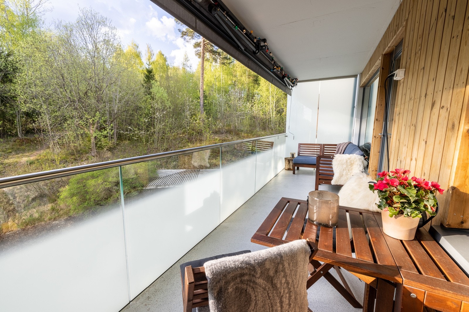 Balkongen vender mot frodig grøntområdet hvor du kan nyte stillhet og fuglekvitter. Du kan benytte deg av gass- og elektrisk grill på balkongen. Galleribilde