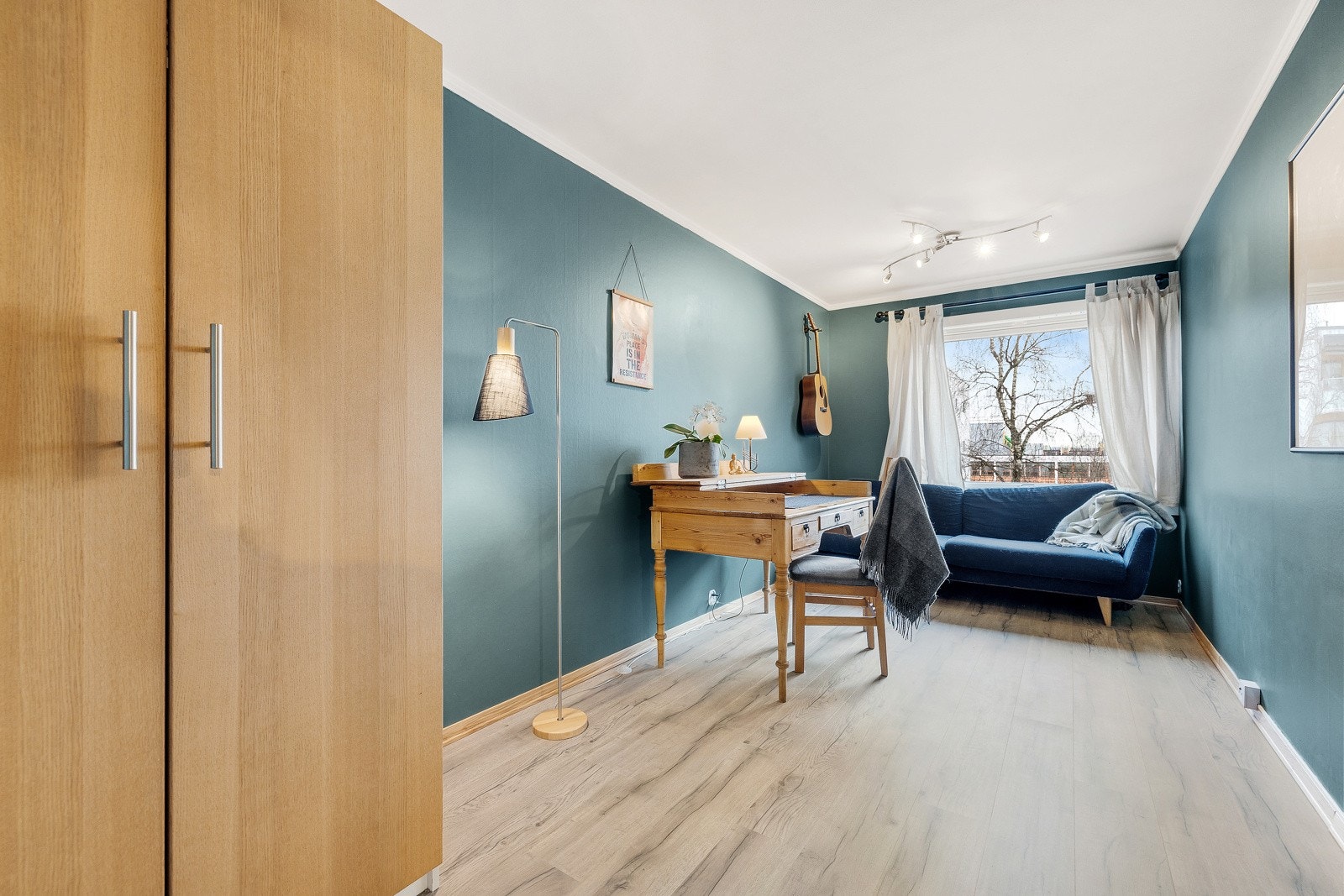 Leiligheten har totalt 3 romslige soverom. Her, soverom 2. Galleribilde