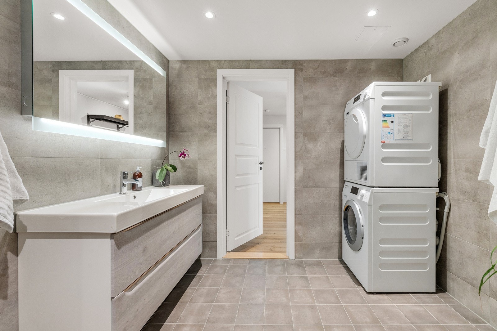 Det er opplegg for vaskemaskin og tørketrommel på badet. Galleribilde