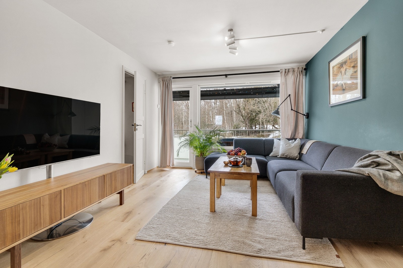 Leilighetens overflater er oppgradert i senere tid. Maling av veggflater i 2016 og gulv skiftet i 2017. Slitesterk laminat på kjøkken og 2 av leiligehtens soverom. Ellers parkett. Galleribilde