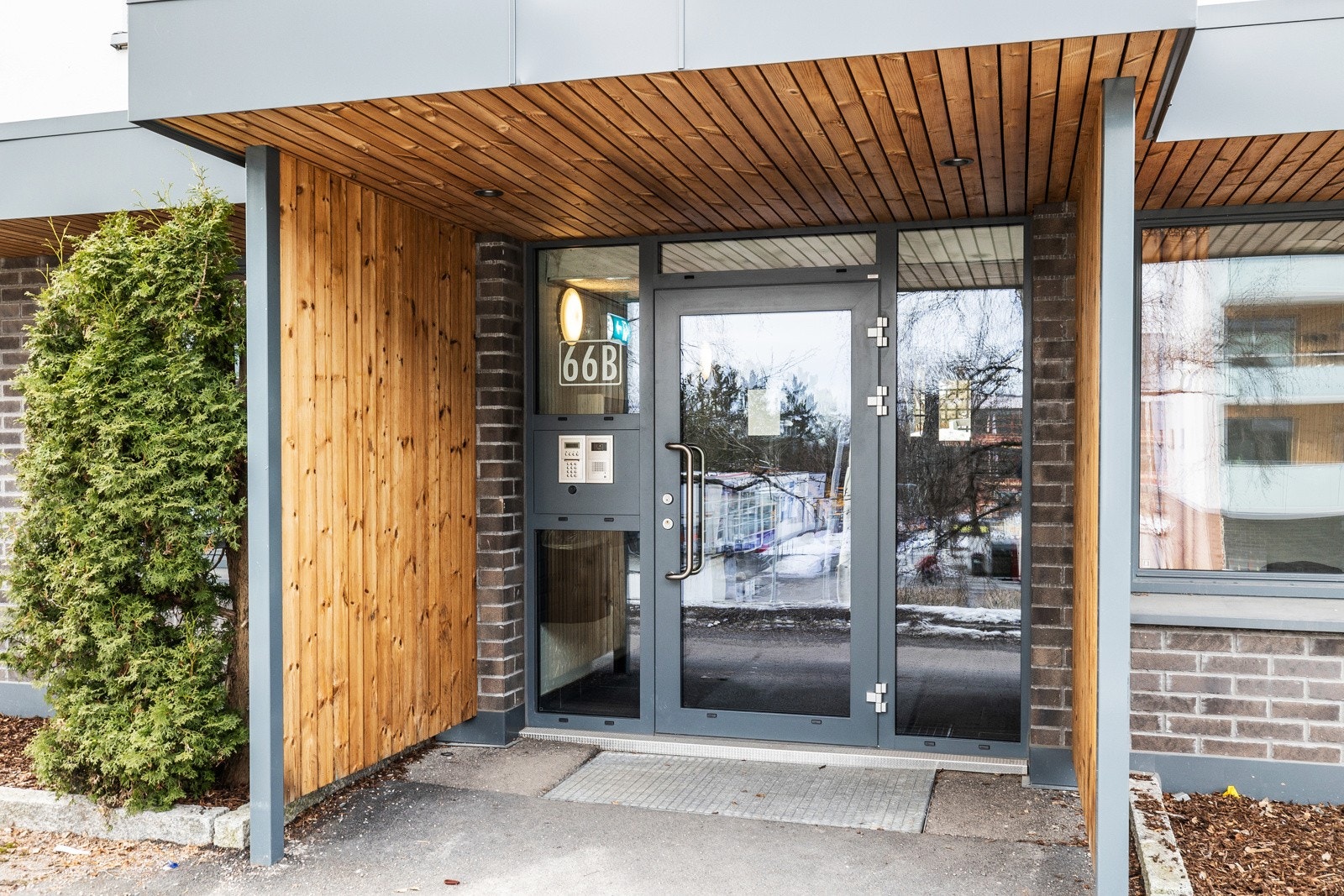 Inngangsparti. Leiligheten disponerer to boder i fellesarealer. Galleribilde