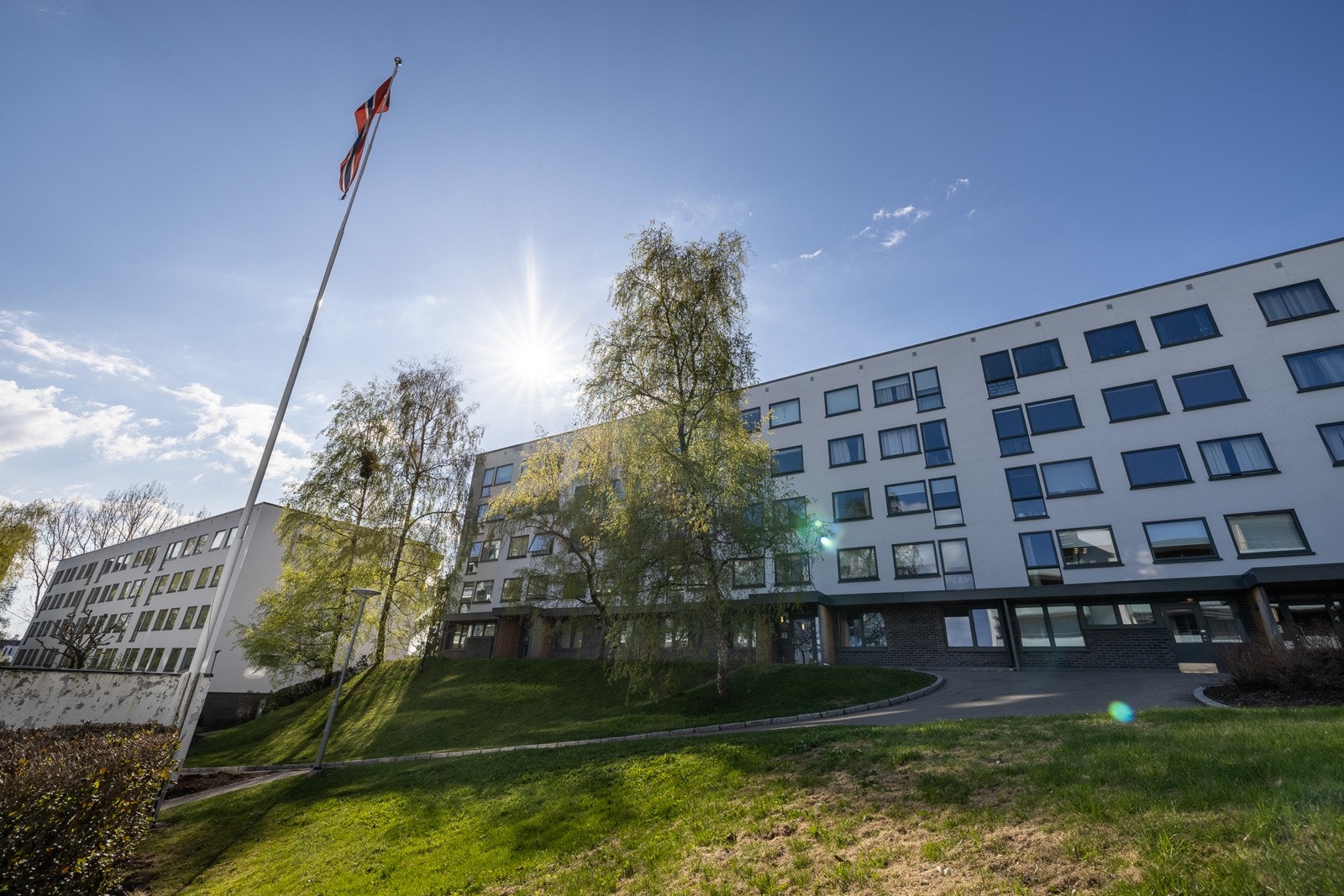 Fasade og inngangsparti. Inngang fra begge sider av boligblokken. Galleribilde