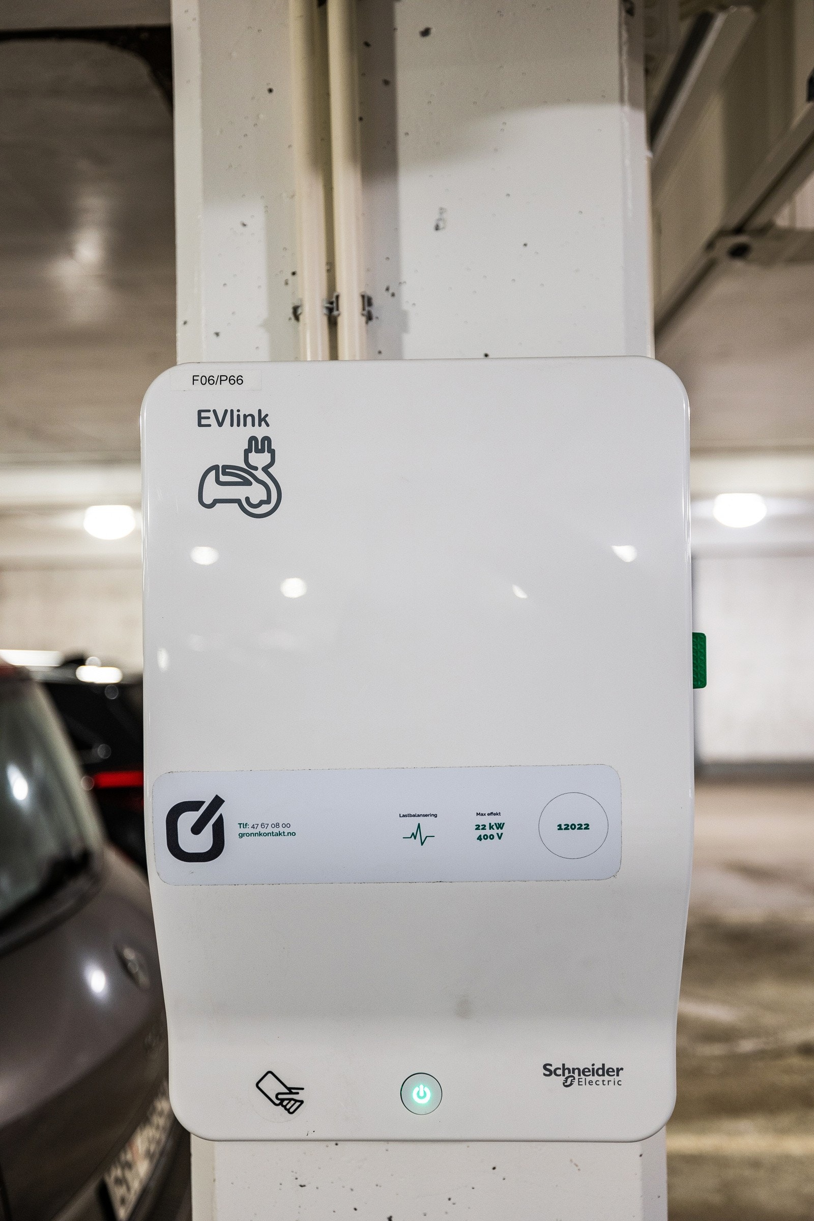 Det er montert elbillader ved garasjeplassen. Galleribilde