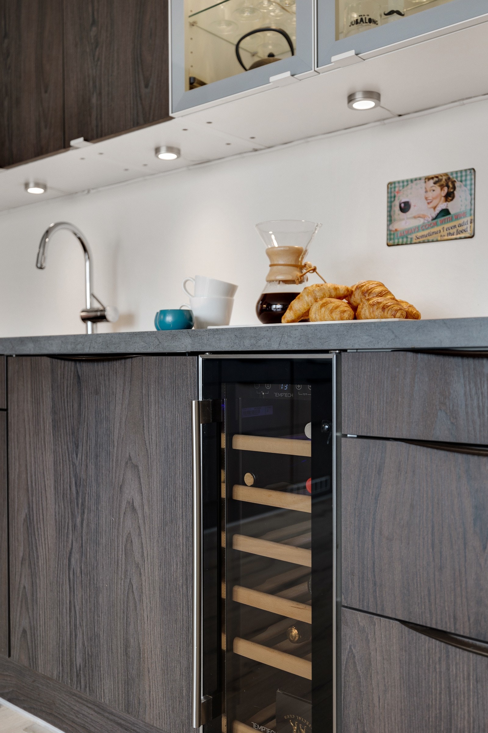 Kjøkkenet er utstyrt med integrerte hvitevarer som vinskap fra Temptech. Galleribilde