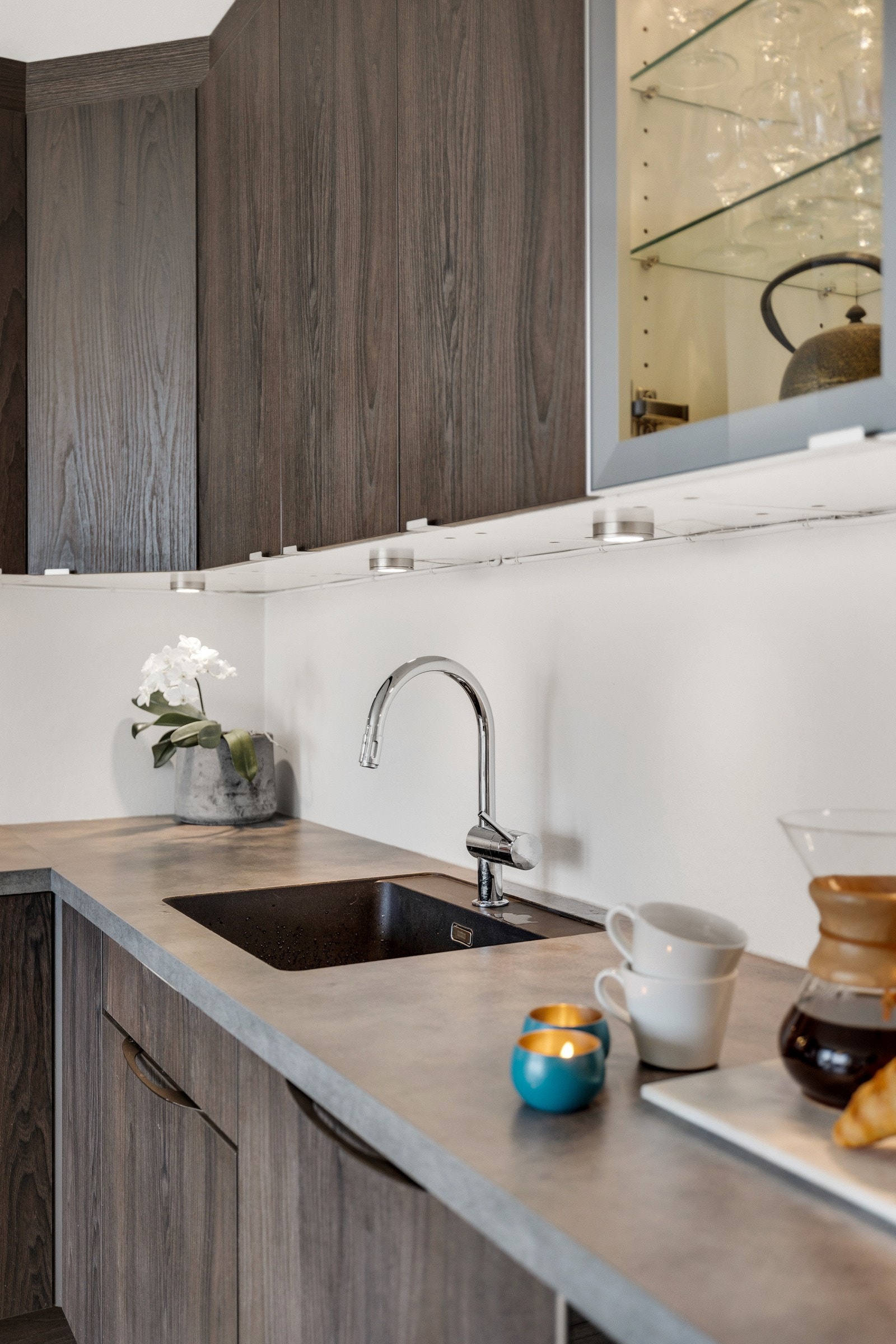 Benkeplate av typen laminat med nedfelt oppvaskkum. Det er godt med benkebelysning under overskap. Galleribilde