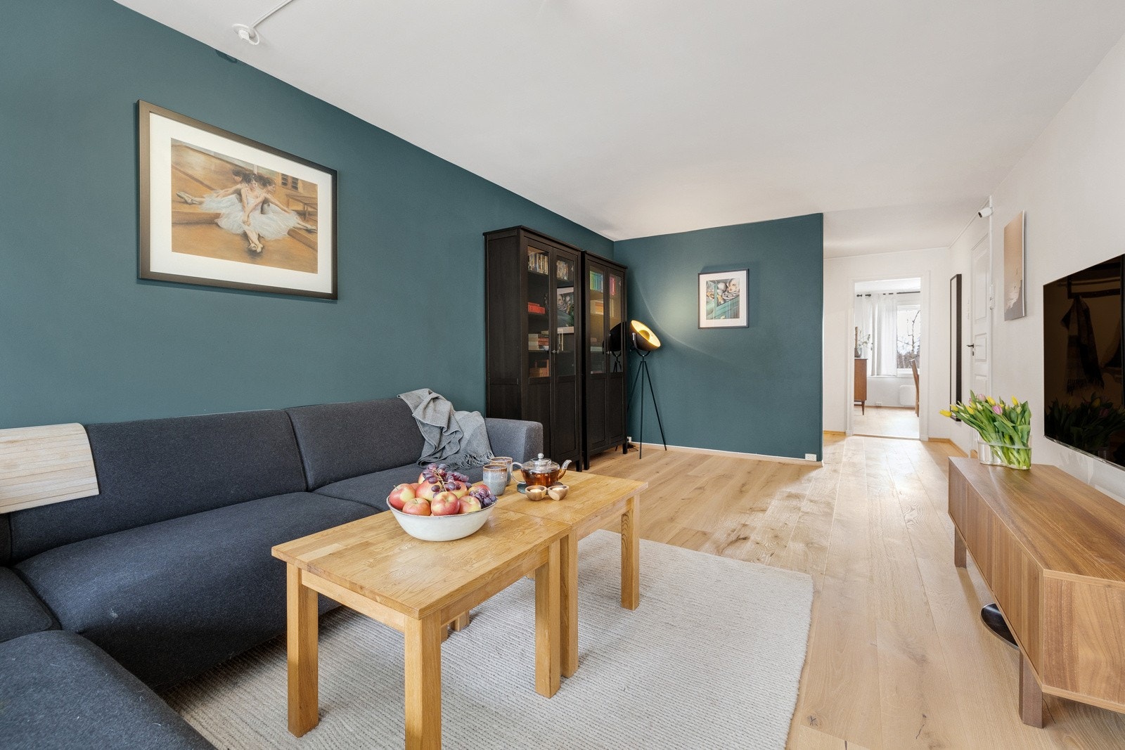 Stuen er malt i en tidsriktig og sprek farge, og har god plass til hjørnesofa og tv-møblement. Galleribilde