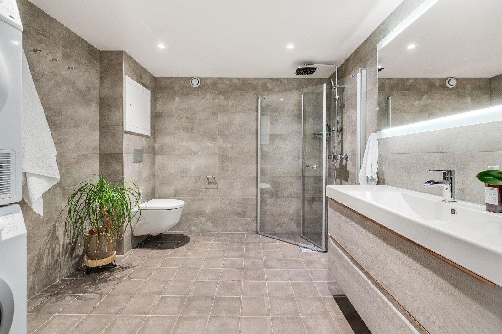 Delikat flislagt baderom fra 2017 pusset opp i regi av borettslaget. Det ble gjort eksklusive tilvalg under renoveringen. Galleribilde