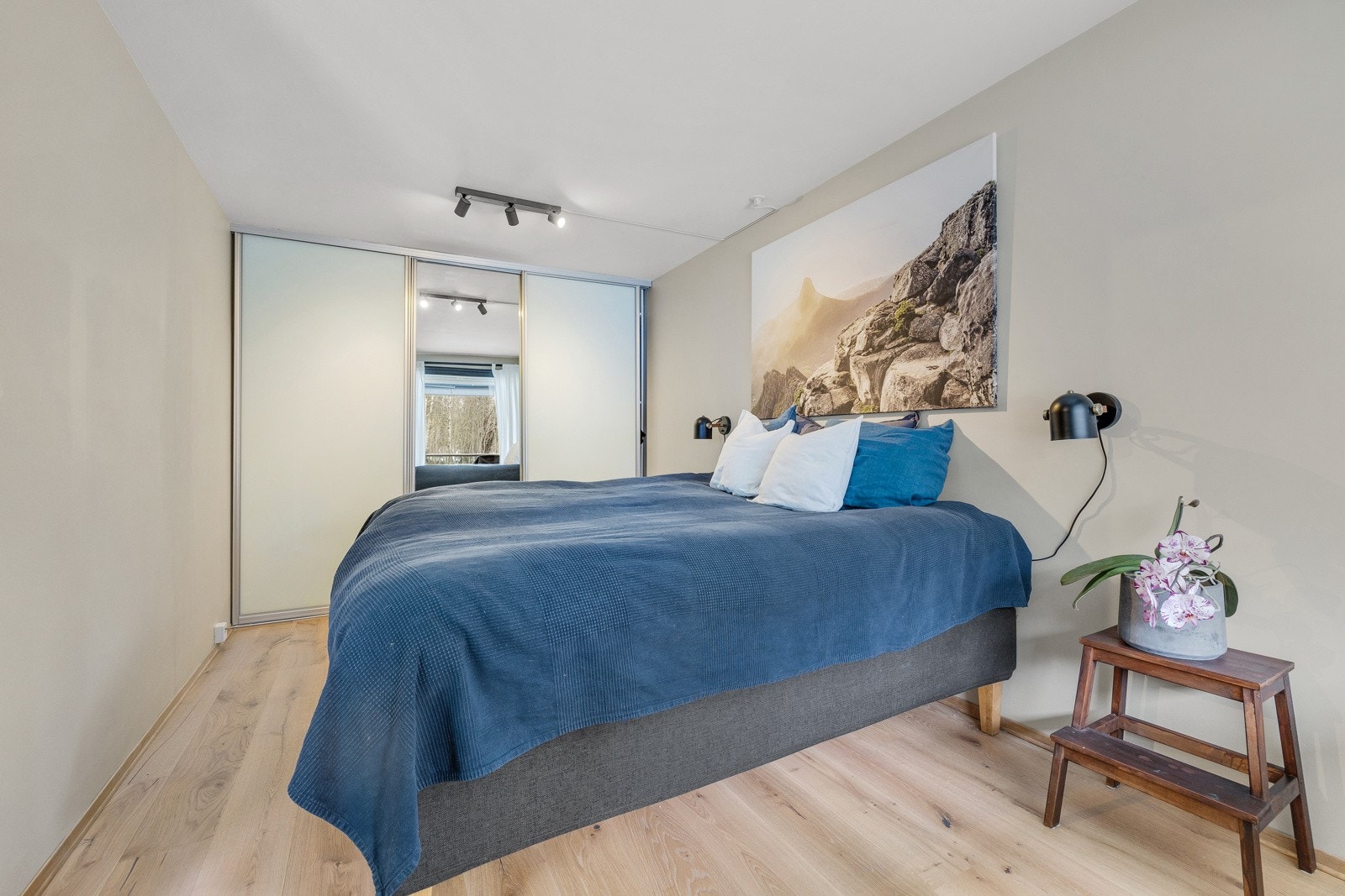 Soverommet er malt i en lun beige-farge og er innredet med en større skyvedørsgarderobe. Galleribilde