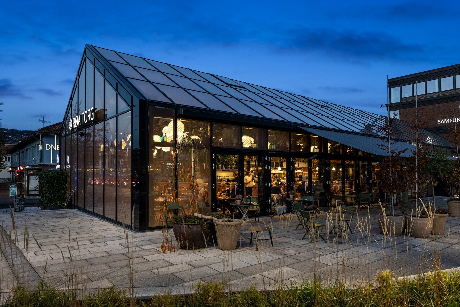Nye Røa Torg har blitt et naturlig og hyggelig samlingssted med flere gode spisesteder. Her er det både Åpent Bakeri, Lofthus og Black Napkins som er en omakaserestaurant. Galleribilde