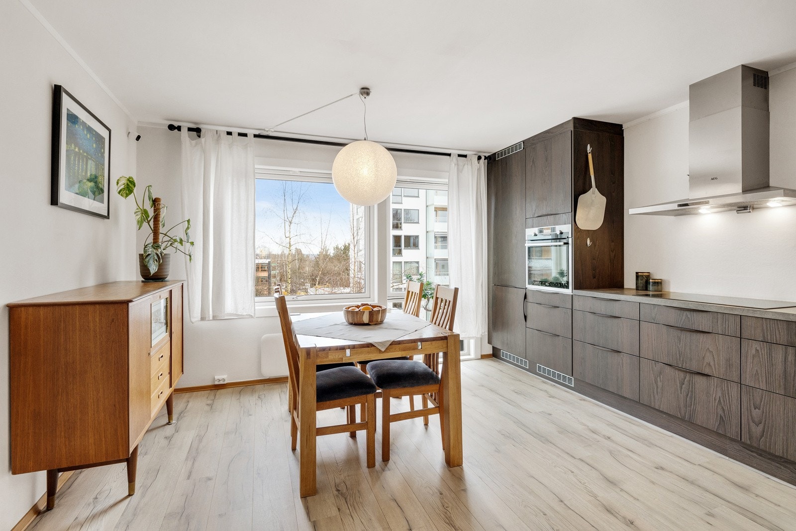 Separat spisekjøkken og naturlig plass til et større spisebord. Morgensolen titter frem på kjøkken-siden og gir en god start på dagen. Galleribilde