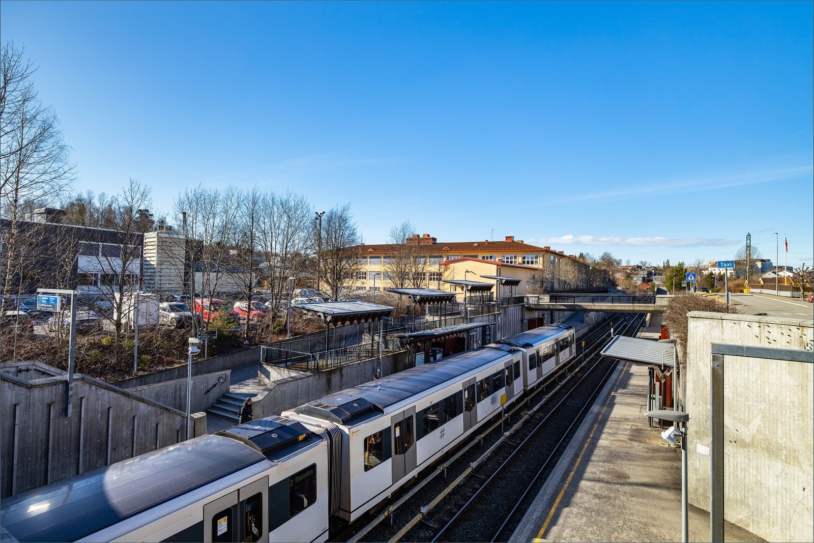 Hovseter T-bane stasjon ligger ca. 6-7 minutter unna, hvor linje 2 tar deg til blant annet Nationaltheatret på ca. 11 min. Galleribilde