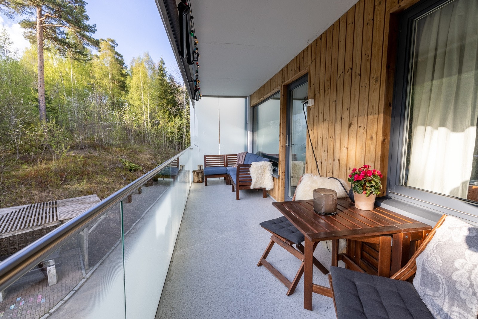 Romslig balkong som vender mot nordvest og har ettermiddags- og kveldssol, den er oppmålt til ca. 11 kvm. Galleribilde