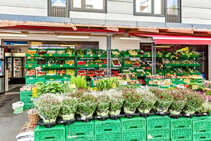 Hovseter Frukt og Grønt holder åpent hver dag og ligger kun få meters gange fra boligen (bildene ble tatt før fasaderehabilitering av borettslaget) Galleribilde