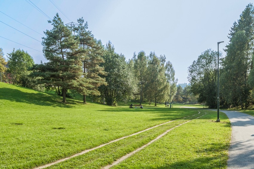 En av boligens nærmeste naboer er Mærradalen med skiløyper om vinteren og fine turstier i marka på sommerstid. Galleribilde
