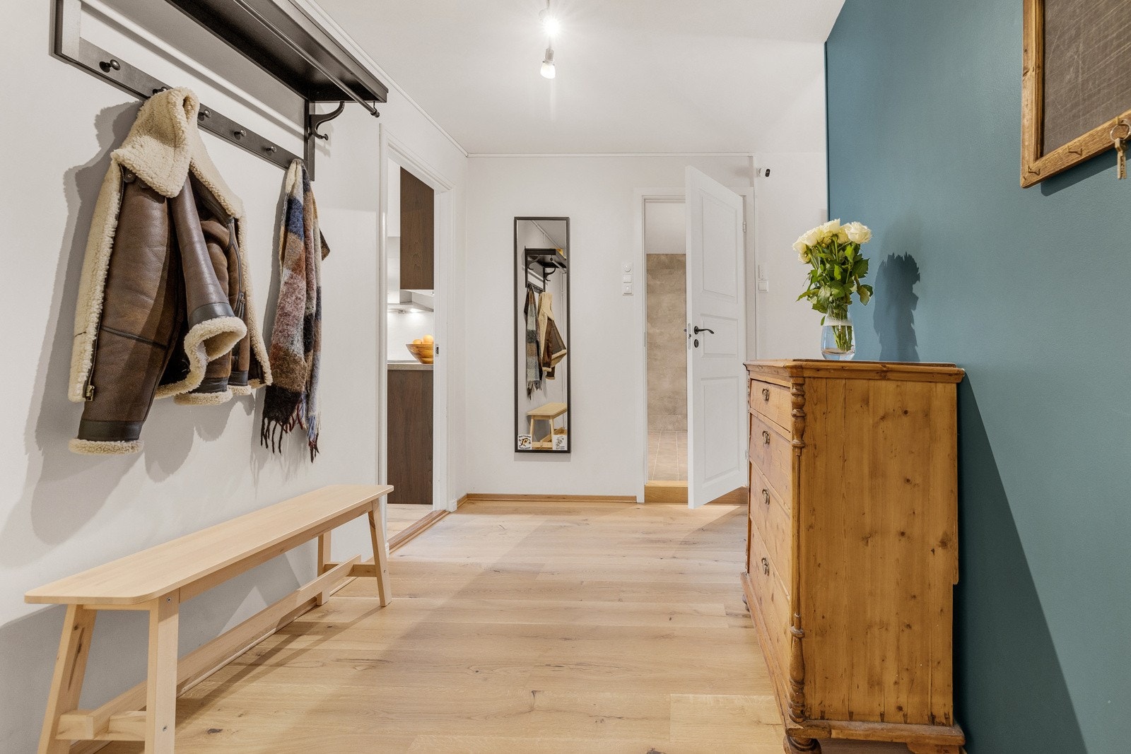 Lys og innbydende entré som gir et godt førsteinntrykk av boligen. Her har du plass til å henge fra deg yttertøy og møblement for oppbevaring. Galleribilde