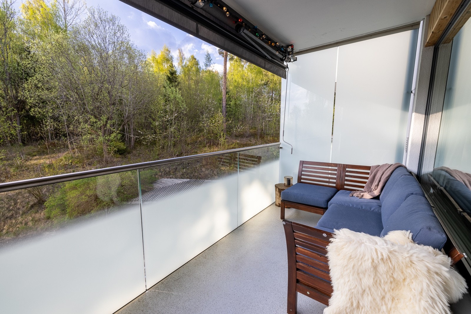 Solrik og usjenert balkong med fritt utsyn mot grøntområder. Balkongen er utstyrt med markise som skjermer godt for solen. Galleribilde