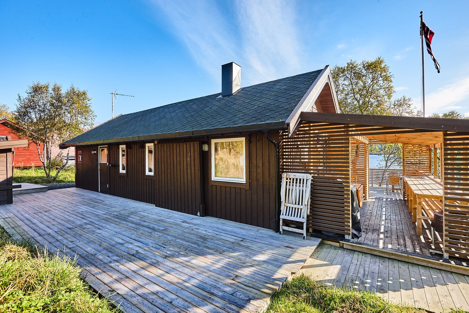 Stor platting foran, bak og på siden av boligen. Galleribilde