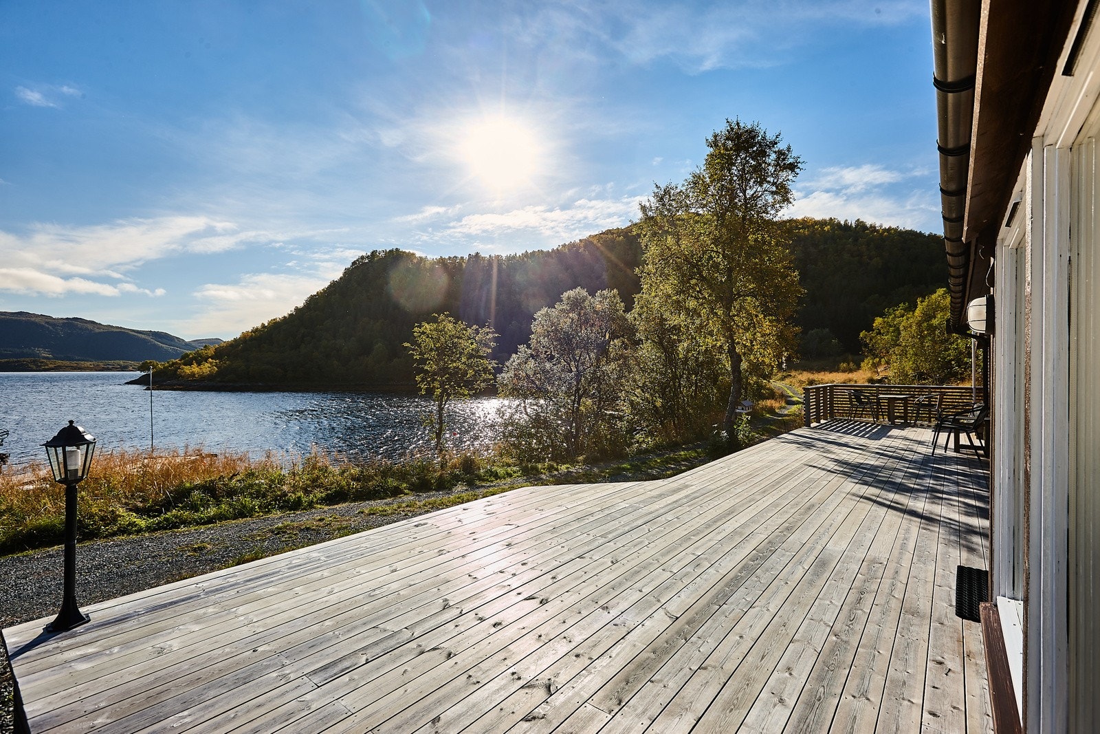 Plattingene rundt hytta er perfekt oppholdsted for sommerdager i nord. Galleribilde