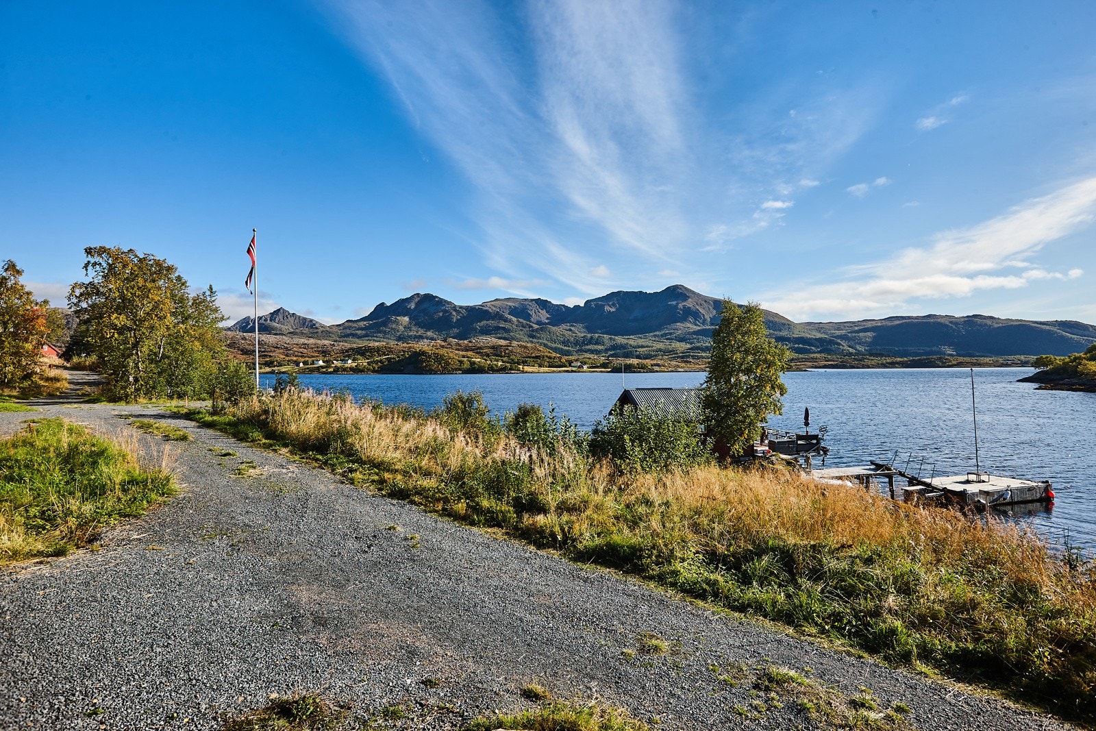 Nydelig fri og god utsikt mot sjø og fjell. Galleribilde