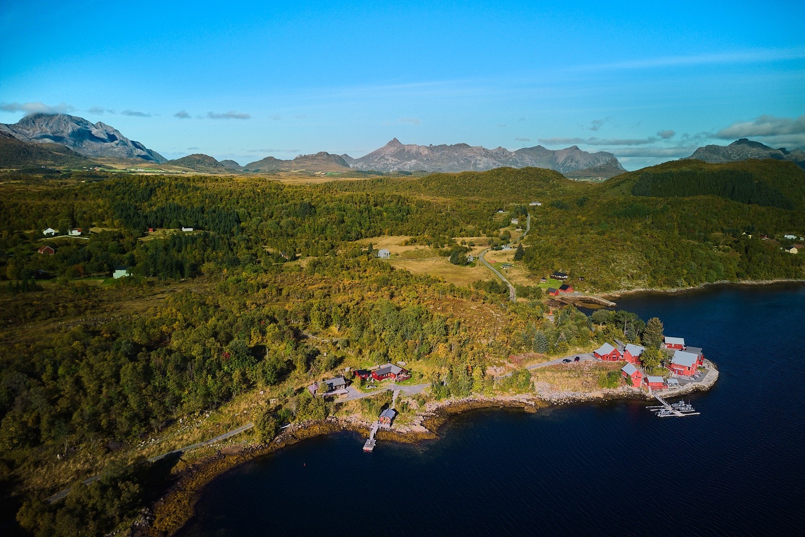 Eiendommen er et fin utgangspunkt for friluftsliv, både på sjøen og for turer i skog og fjell. Galleribilde