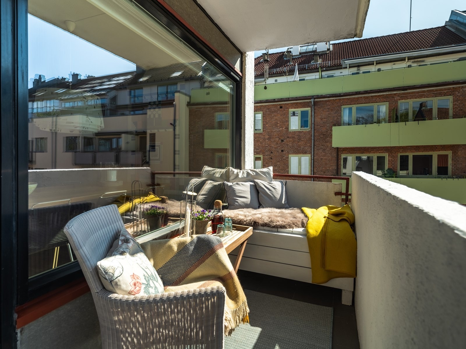 Her er det plass til både sittebenk og spisebord. Galleribilde