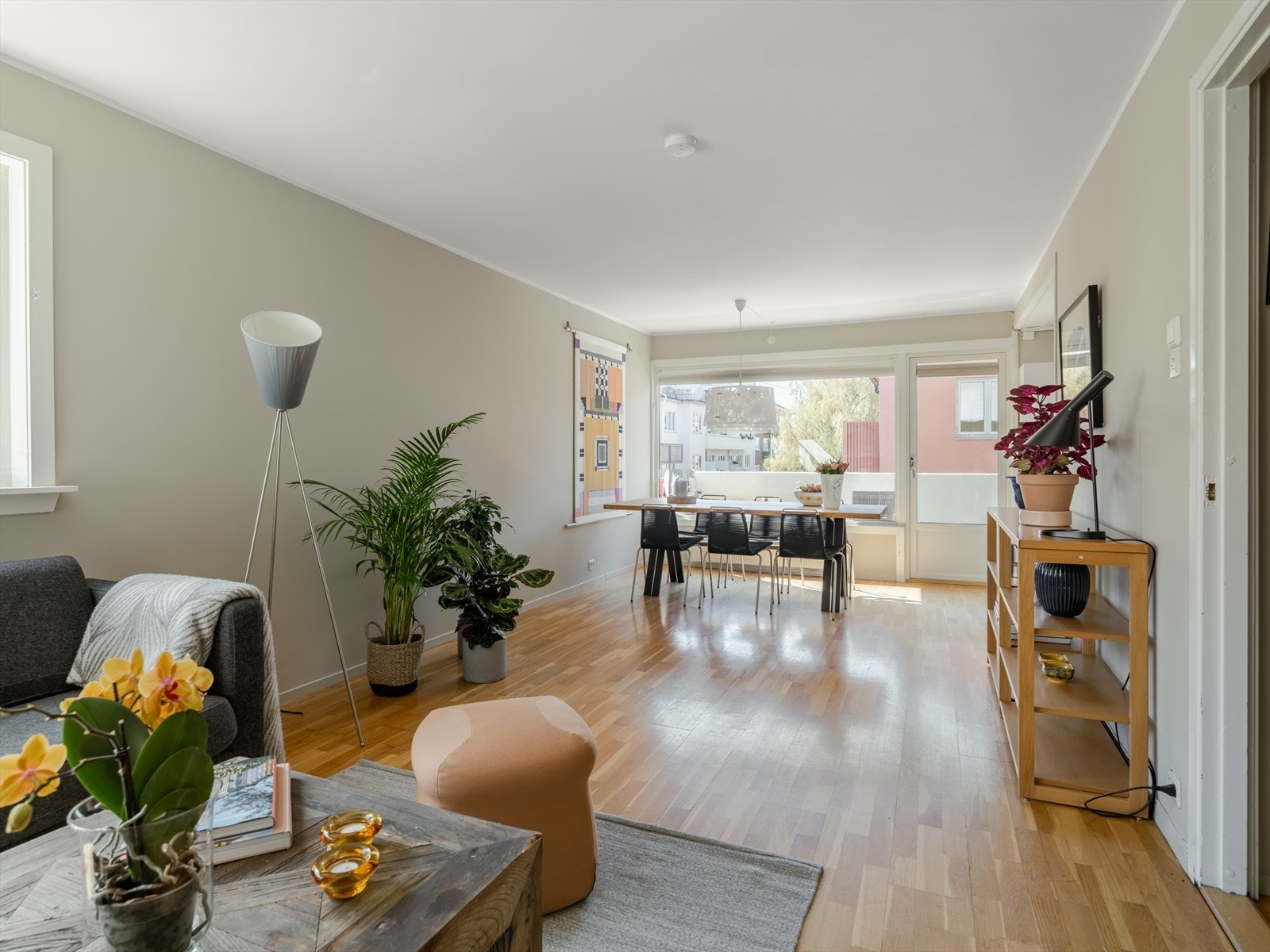 Stua er stor, og har plass til flere soner. Galleribilde