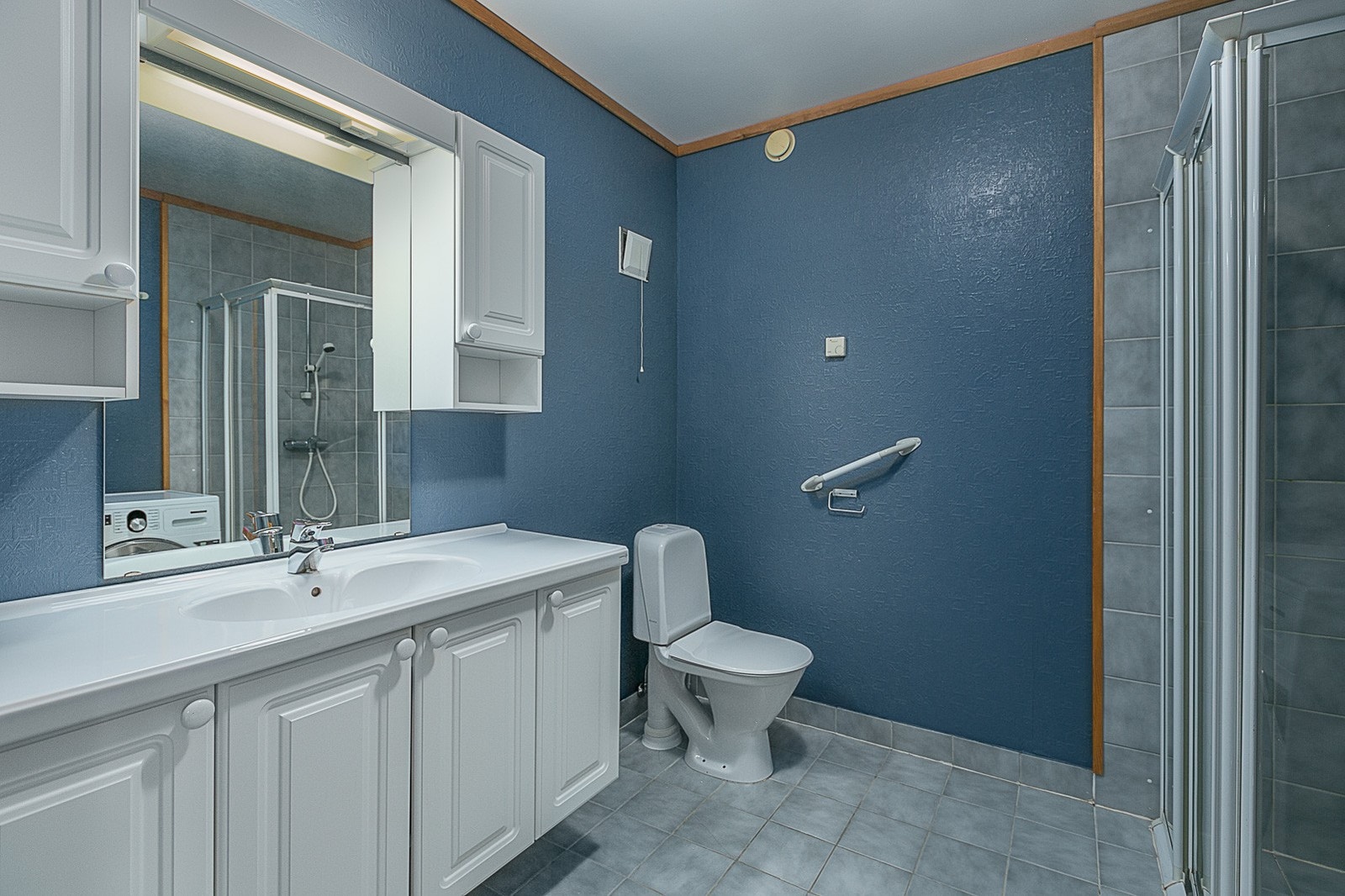 Bad med dusjkabinett og oppbevaring i innredning. Galleribilde