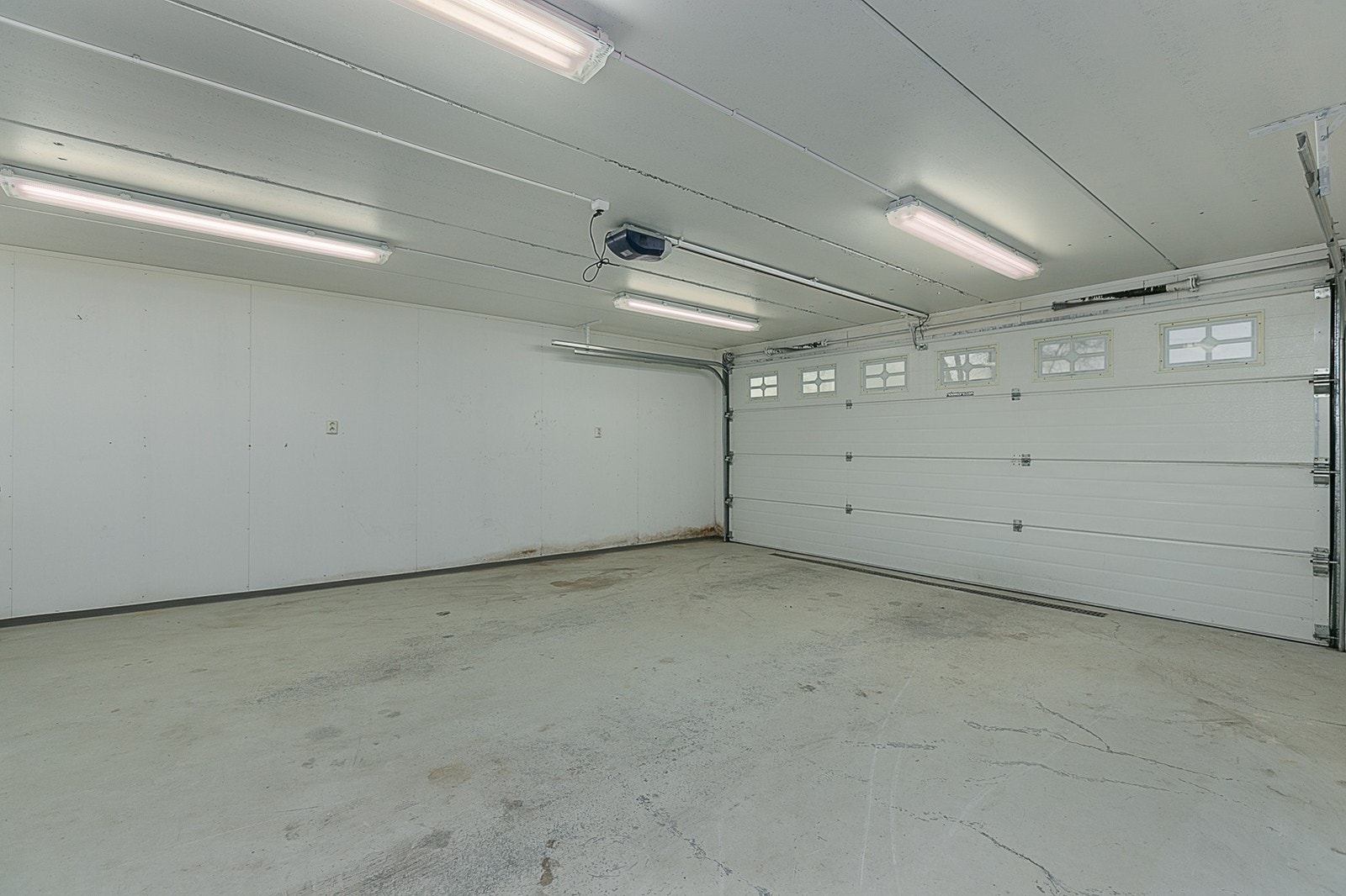 Stor dobbelgarasje integrert i boligen. Galleribilde