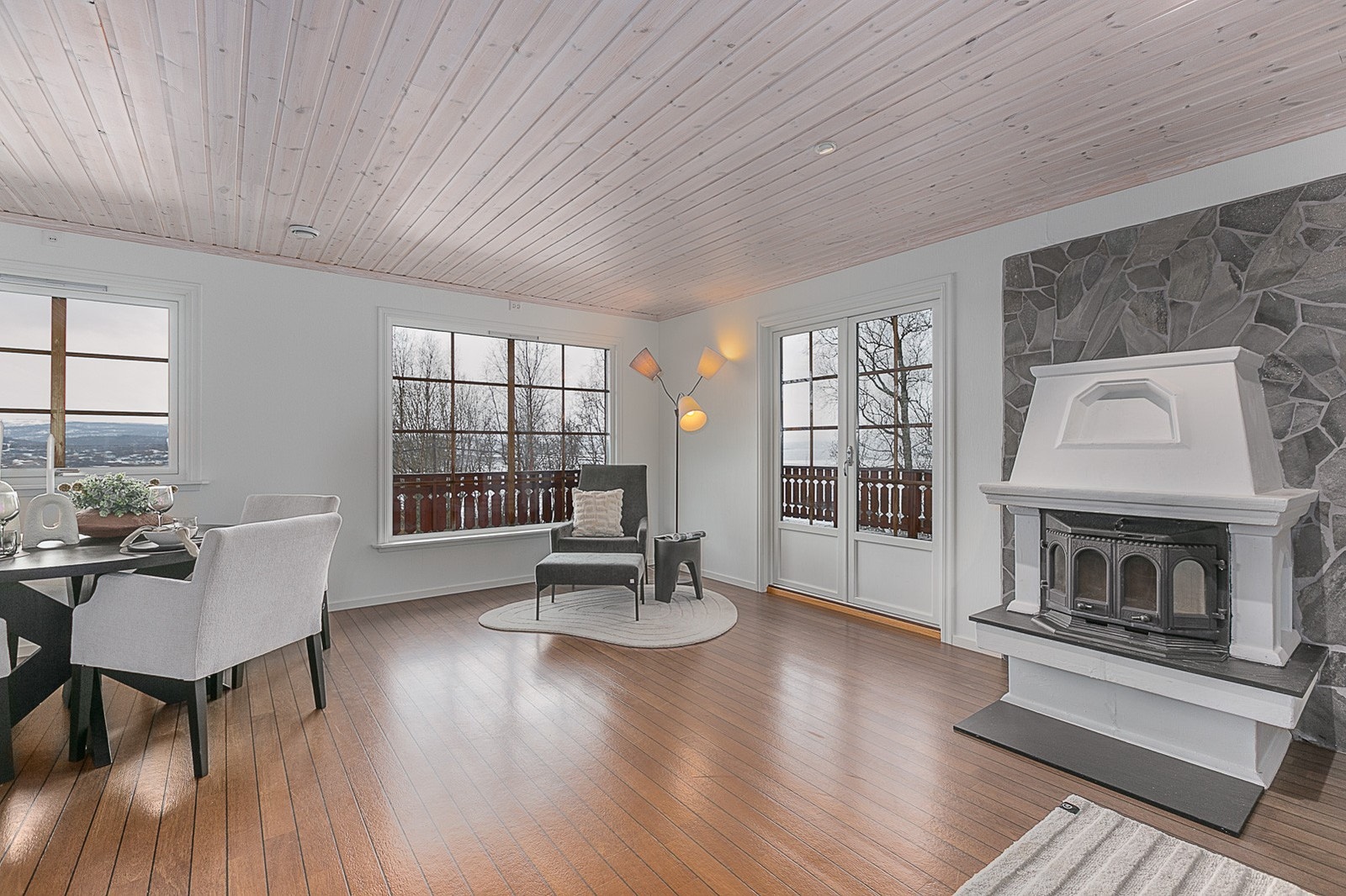 Store vindusflater i tillegg til lyse overflater gir rommet et luftig inntrykk. Galleribilde