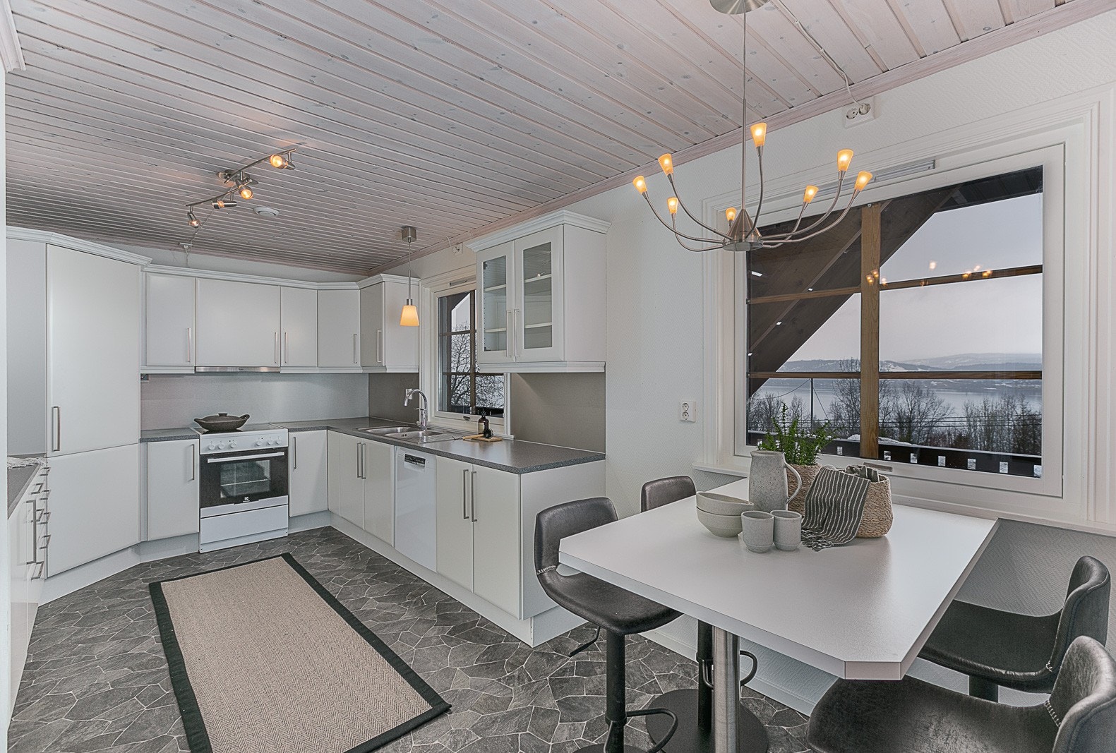 Separat kjøkken med plass til spisegruppe. Galleribilde