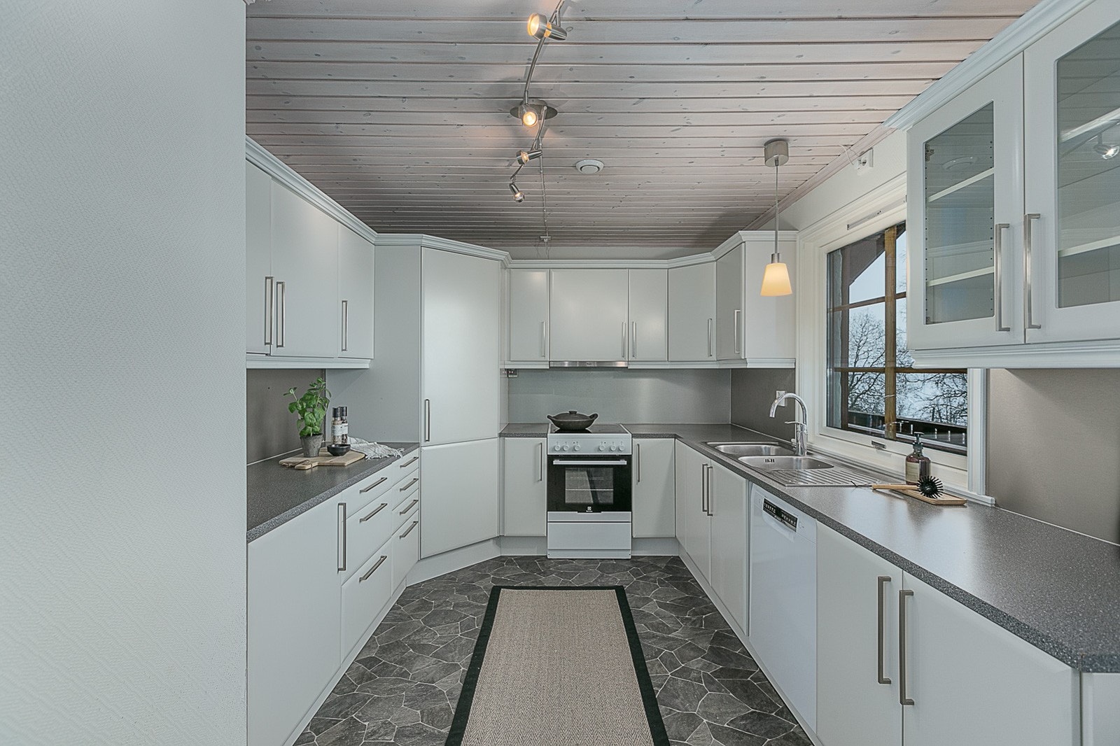 Godt med benkeplass og oppbevaring i innredningen. Galleribilde