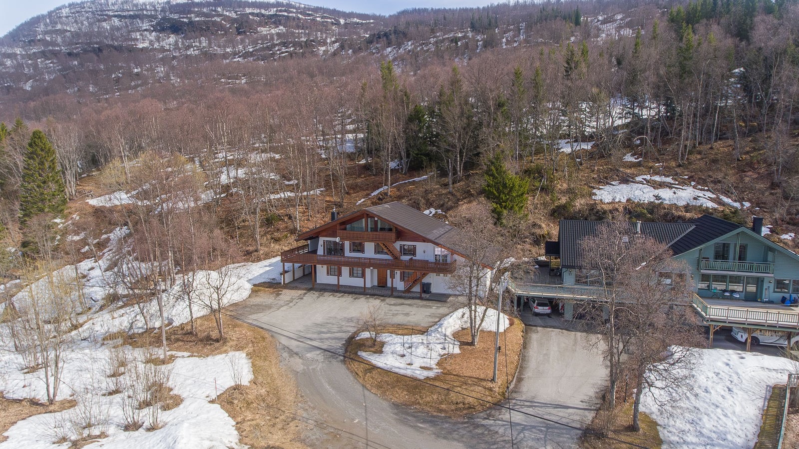 Boligen har fin beliggenhet på et høydedrag. Galleribilde