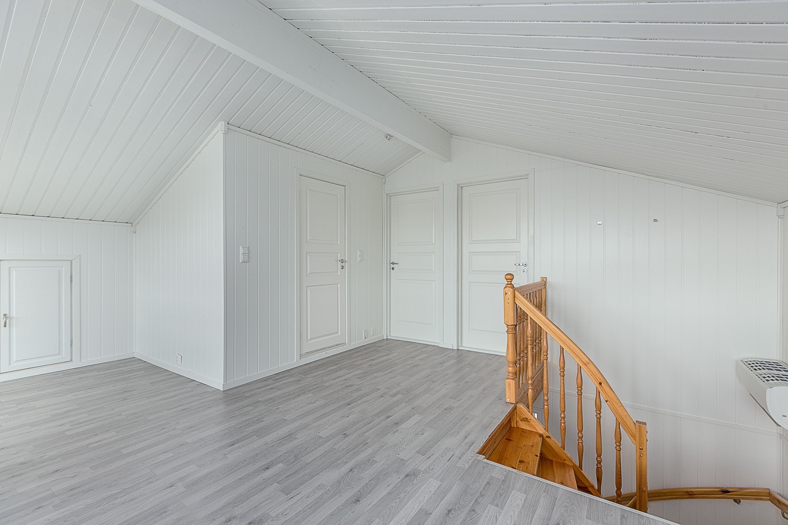 Også denne etasjen har lyse overflater. Galleribilde