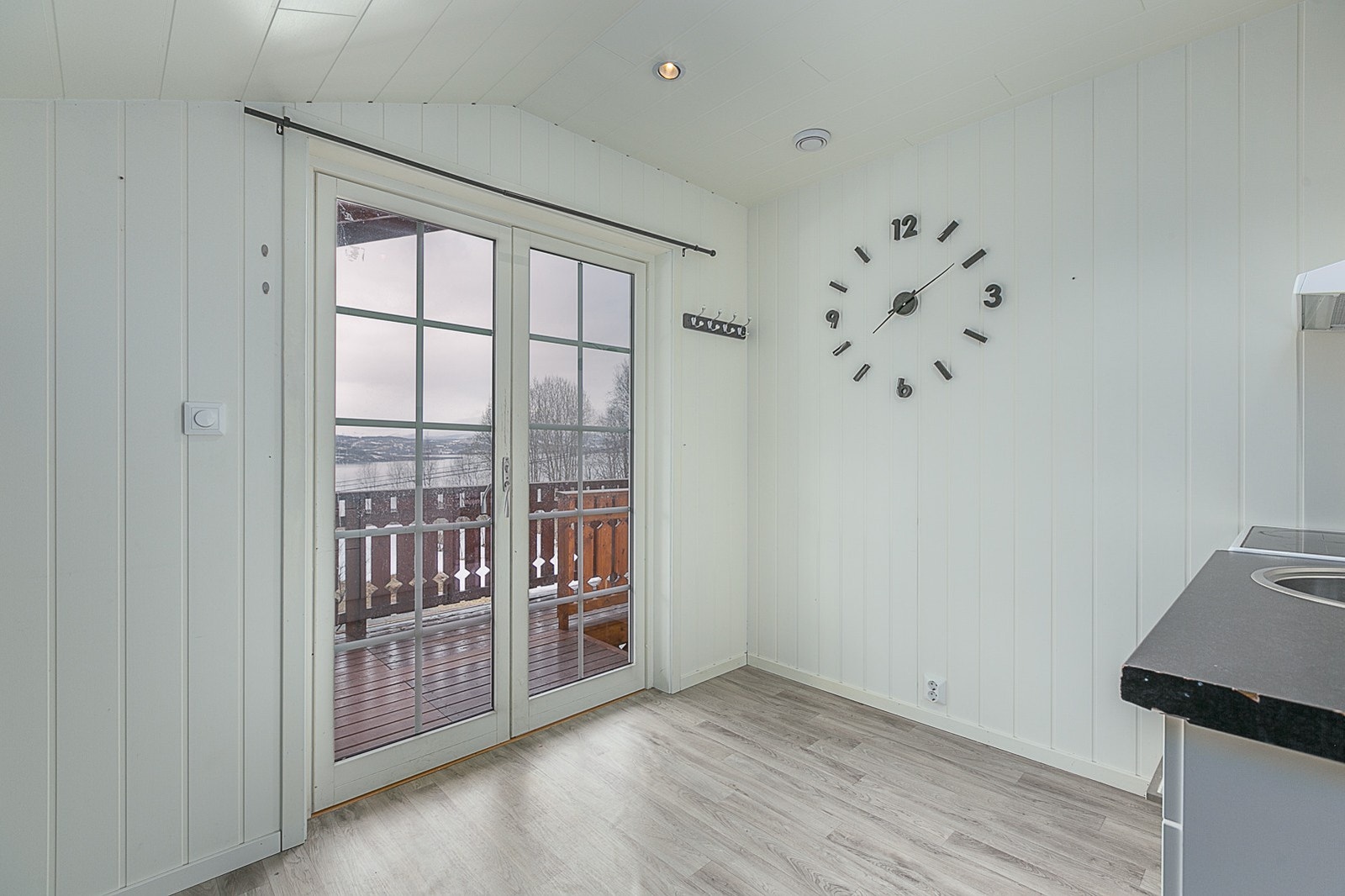 Hybel i tilbygg fra 2010, med inngang fra veranda i første etasje. Galleribilde