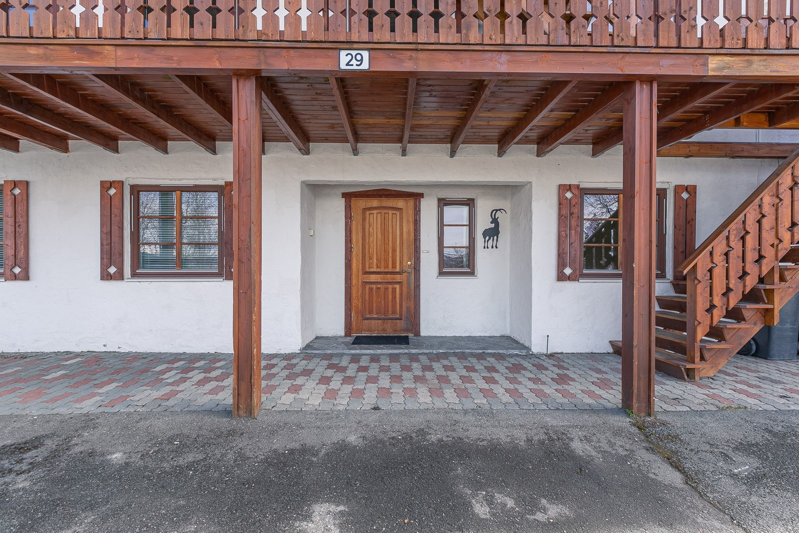 Også inngangspartiet er overbygd. Galleribilde