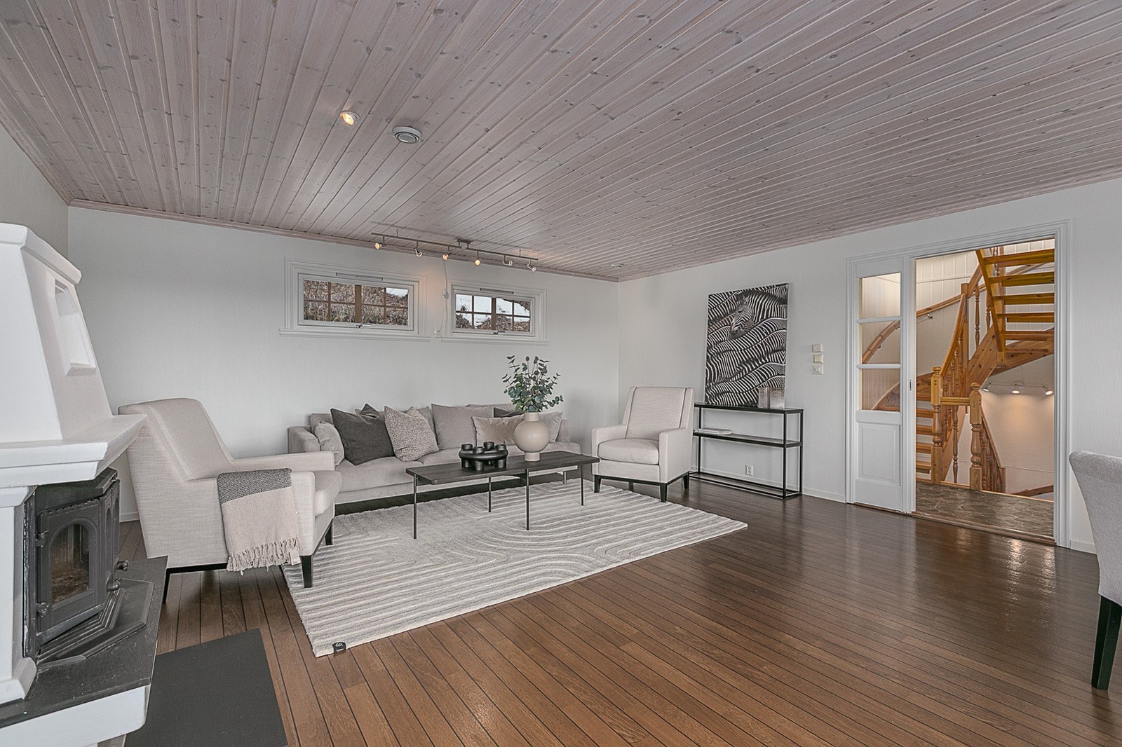 Stor stue som rommer flere muligheter for møblering. Galleribilde