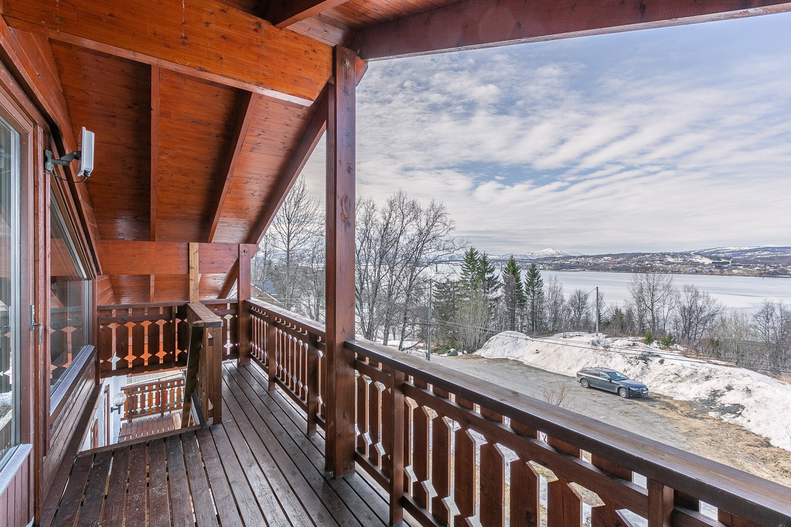 Overbygd veranda med utgang fra loftsstue. Galleribilde