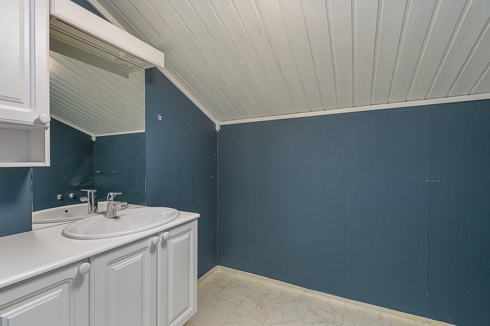 Bad på loftet. Galleribilde