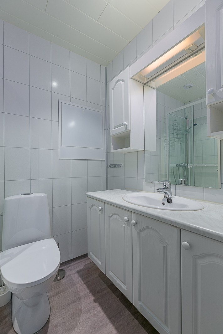 Pent bad med oppbevaring i innredning. Galleribilde