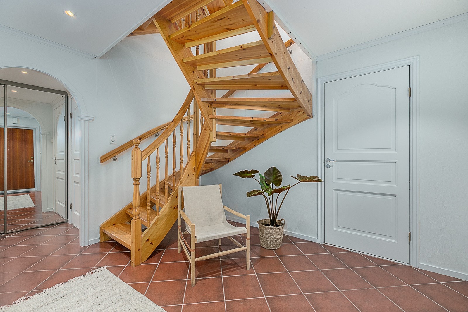 Hall med varme i gulv og skyvedørsgarderobe. Galleribilde