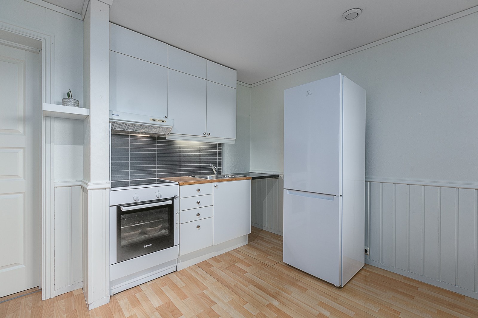 Egen kjøkkenkrok med komfyr, vask og kjøleskap. Galleribilde