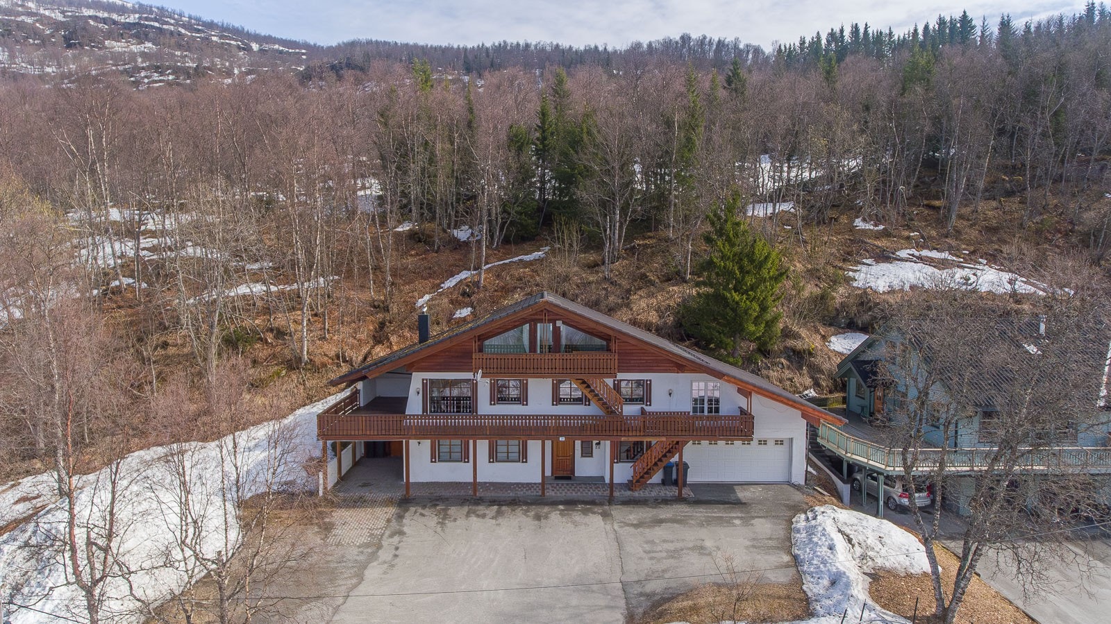 Stor og innholdsrik enebolig med integrert garasje og utleie, god solgang og fin utsikt mot Senja. Galleribilde